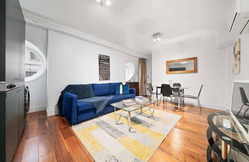 Lime Street Apartment | 5BG Top Floor Attic 1 BR sleeps 4 Balcony Aircon