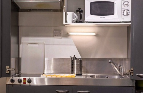 Lime Street Apartment | 5BG Top Floor Attic 1 BR sleeps 4 Balcony Aircon