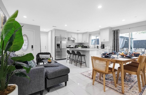 Midway City House | 5BR 4.5BA! SLEEPS 18! GAMES! LITTLE SAIGON! CLOSE TO DISNEY & OC BEACHES
