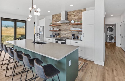 Red Lodge House | 5BR (4 King En-Suites) w/Sauna, Game Room, Mountain Views