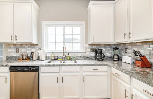 Mount Mourne House | 5BR Casa Hermosa with Pool Access in Mooresville near Lake Norman!
