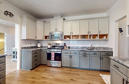 Sylva House | 5BR Charming home with Hot tub, Game room and Front Deck