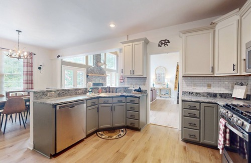 Sylva House | 5BR Charming home with Hot tub, Game room and Front Deck