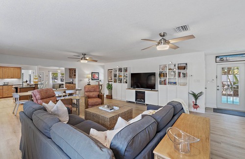 Gulfport House | 5BR family home w/Heated Pool ! Enjoy St Pete & the BEACH