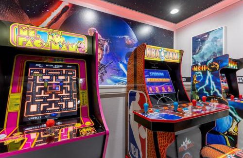 Davenport House | 5BR Getaway with Pool Arcade Games and Resort Access