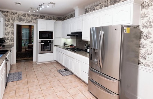 Starkville House | 5BR Home near MSU w/Patio & Fireplace