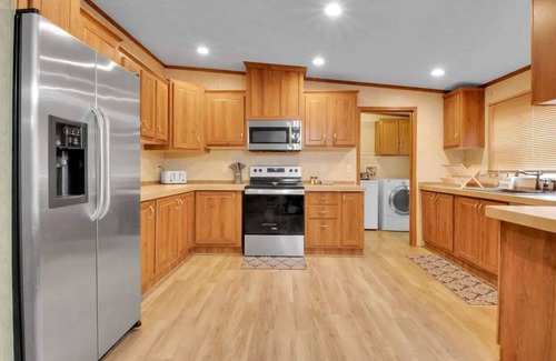 Gatlinburg - Pigeon Forge House | 5BR Lodge in Gatlinburg with Hot Tub