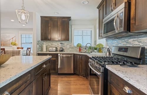 Bull Mountain House | 5BR Luxury Home Multi-Generation Friendly Ideal for Extended Stays Pets Welcome