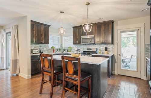 Bull Mountain House | 5BR Luxury Home Multi-Generation Friendly Ideal for Extended Stays Pets Welcome