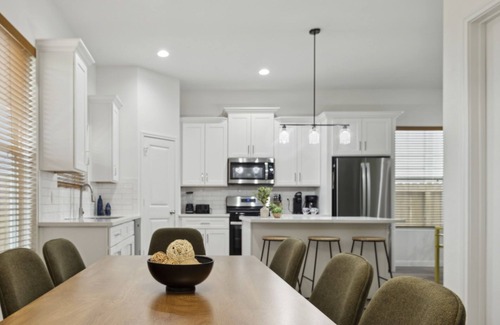 Southeast Houston House | 5BR Modern Home ~ NRG & Sleeps 12 W/TVs in all Rooms