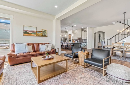 Meridian House | 5BR Retreat + Hot Tub