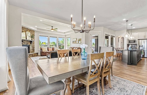 Meridian House | 5BR Retreat + Hot Tub