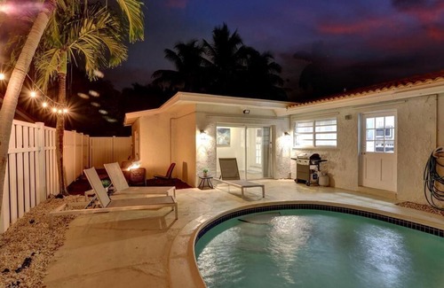 Lighthouse Point Villa | 5BR Stunning Villa Heated Pool & Jacuzzi10mins to the Beach!
