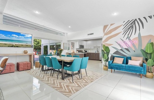 North Miami Beach Villa | 5BR Villa w/Heated Pool, Games, Fire Pit, Golf, Cabana, 10-mn from Beach
