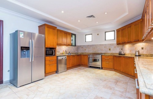 Palm Jumeirah Villa | 5BR Villa with Maid Room and Private Pool on Palm Jumeirah