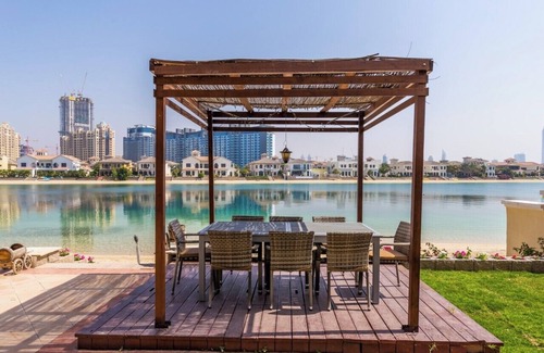 Palm Jumeirah Villa | 5BR Villa with Maid Room and Private Pool on Palm Jumeirah
