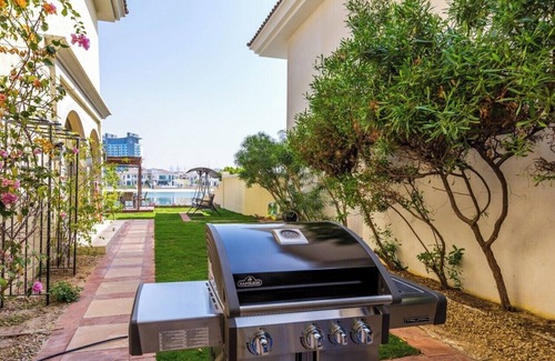 Palm Jumeirah Villa | 5BR Villa with Maid Room and Private Pool on Palm Jumeirah
