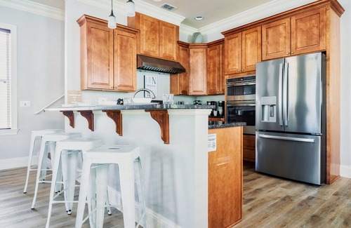 Crystal Beach House | 5BR4BA|NearBeach|Resort Style Spacious Pool!