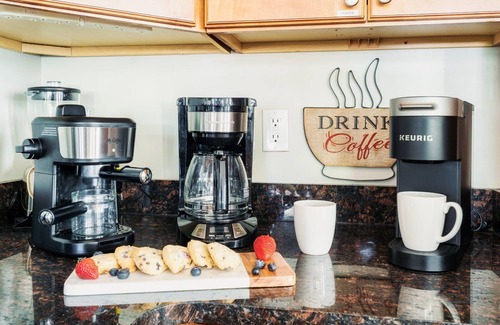 Crystal Beach House | 5BR4BA|NearBeach|Resort Style Spacious Pool!