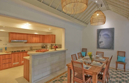 Batubelig Villa | 5Min WALK TO Beach-PRIVATE POOL UMA LIMA 1BR VILLA