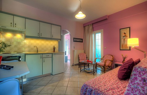 Agios Dimitrios Apartment | 🏖 5mins → Beach + Shops | BBQ | Wood Oven | Patio-6