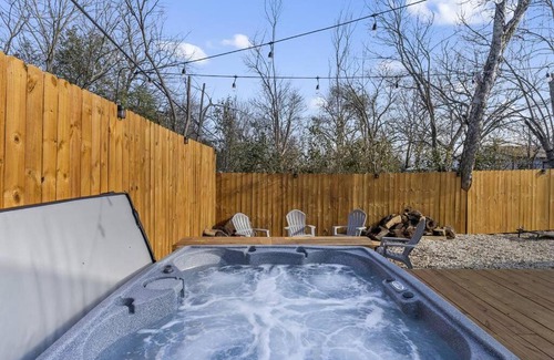 Waco House | 5th St Getaway w Sauna Hot tub Firepit & Game Room
