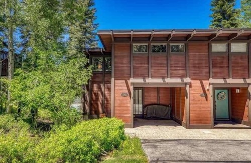 Tahoe Sierra Estates House | 6-8 Miles to Palisades|Alpine|Homewood|Walk to TC