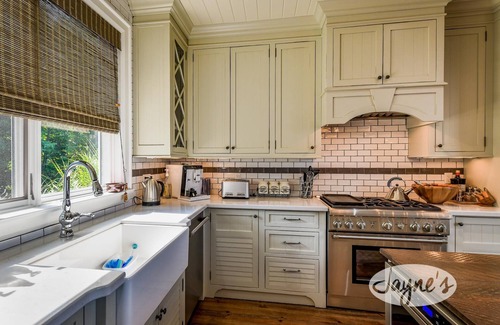 Bracebridge Cottage | 6 bdrm, 6 bath Luxury with 230' of frontage on Lake Muskoka! Min to Bracebridge!