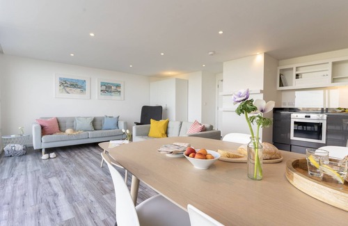 Crantock Apartment | 6 Beachview - apartment in Crantock sleeps 4 guests in 2 bedrooms