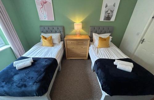 Nantwich House | 6 Bed, Sleeps 14, En-suites & Parking
