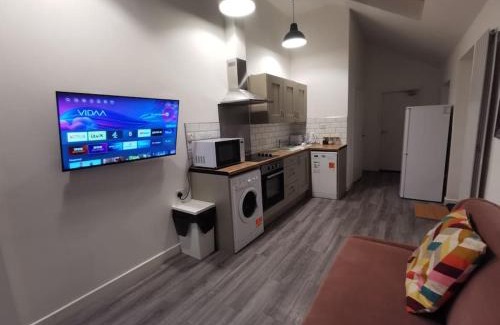 Wednesbury Apartment | 6 bedroom 6 Ensuite 1 min to M6 Jct 9 15 min to Bham