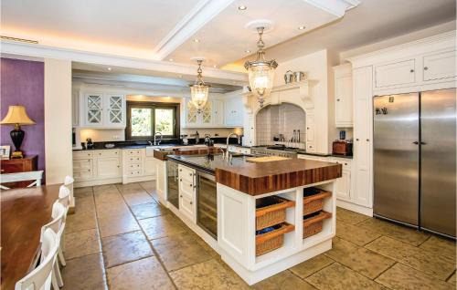 Elviria House | 6 Bedroom Beautiful Home In Elviria