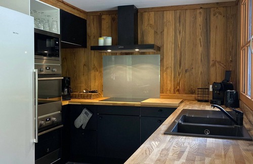 La Perriere Ski Chalet | 6-bedroom chalet with jacuzzi and parking, La Tania