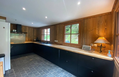 La Perriere Ski Chalet | 6-bedroom chalet with jacuzzi and parking, La Tania