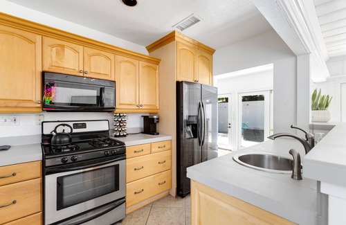 Racquet Club West House | 6 Bedroom desert oasis 5 min from downtown - pool, spa, & amazing mountain view