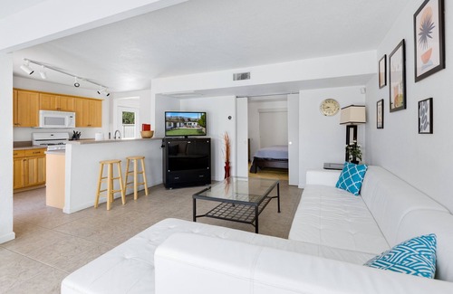 Racquet Club West House | 6 Bedroom desert oasis 5 min from downtown - pool, spa, & amazing mountain view