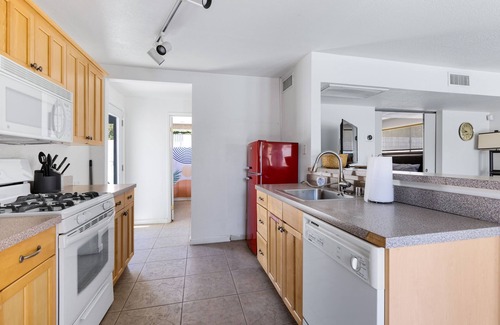 Racquet Club West House | 6 Bedroom desert oasis 5 min from downtown - pool, spa, & amazing mountain view