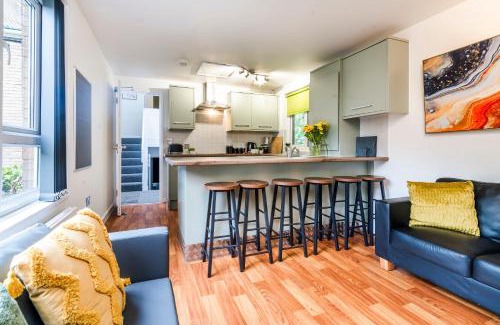 Sheffield Apartment | 6 Bedroom Holiday Lodge with Secure Free Parking