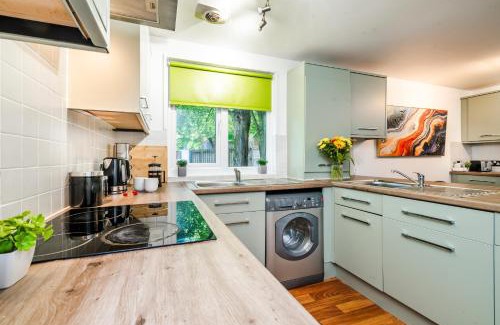 Sheffield Apartment | 6 Bedroom Holiday Lodge with Secure Free Parking