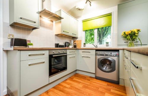 Sheffield Apartment | 6 Bedroom Holiday Lodge with Secure Free Parking