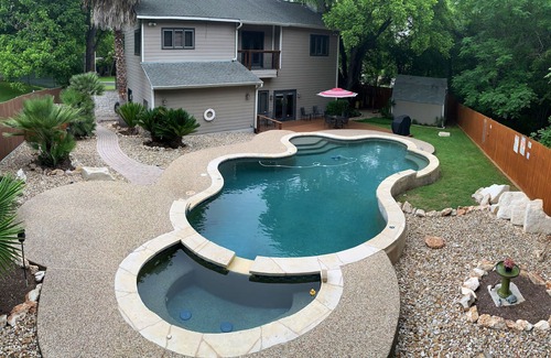 North Oaks House | 6-bedroom House, Large Pool, Beautiful Creek, Quiet Neighborhood