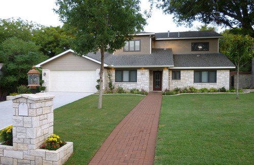North Oaks House | 6-bedroom House, Large Pool, Beautiful Creek, Quiet Neighborhood