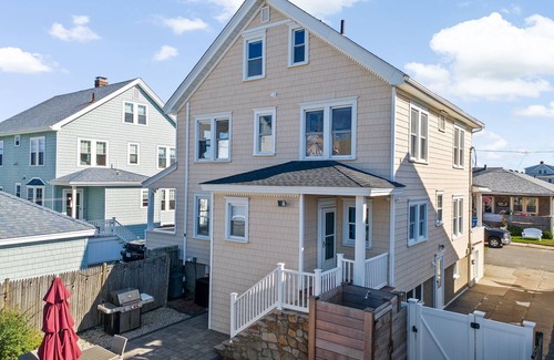 Waveland House | 6 Bedroom house steps from the sandy beach