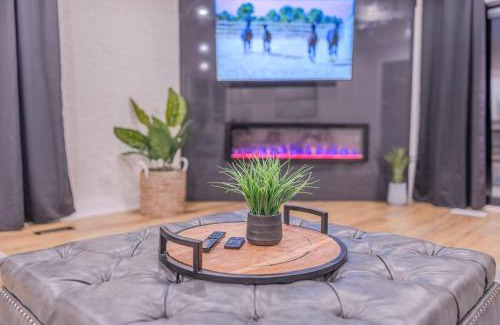 Oro-Medonte House | 6 Bedroom Modern Escape in Horseshoe, Pool and Hot tub