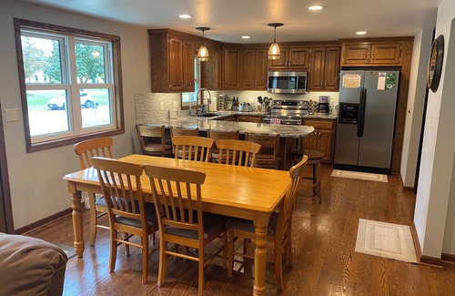 Ashwaubenon House | 6 Bedroom next to Lambeau and Title Town!