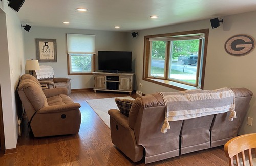 Ashwaubenon House | 6 Bedroom next to Lambeau and Title Town!