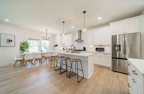 Enderly Park Apartment | 6 Beds| Center City | Bank of America Stadium