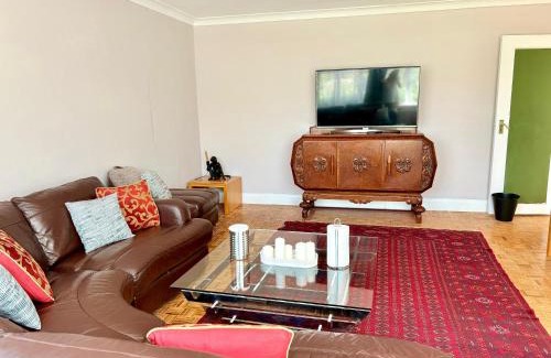 Hillingdon House | 6-Beds, Private Road, Beautiful Garden