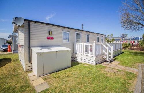 Felixstowe Other | 6 Berth Caravan With Decking And Wifi At Suffolk Sands Holiday Park Ref 45040G