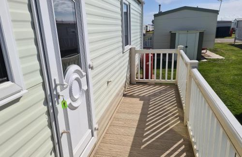 Ingoldmells Apartment | 6 Berth central heated on The Chase Roxburgh FREE WIFI